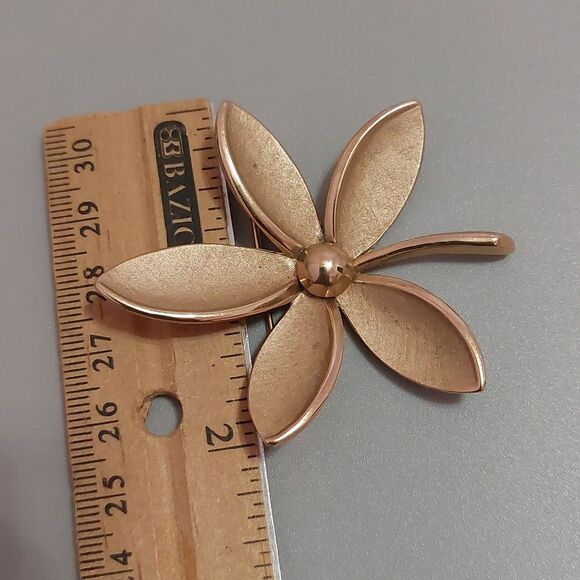 Vintage Crown Trifari Flower Brooch Pin in Antique Gold Tone Finish - Picture 5 of 5